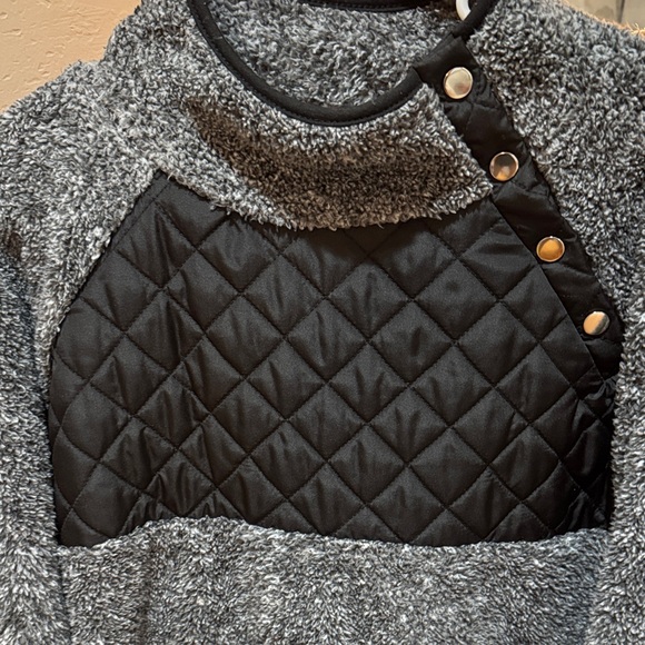 Cozy Black and Gray Button Down Women's Top Medium   A022 - Picture 2 of 8